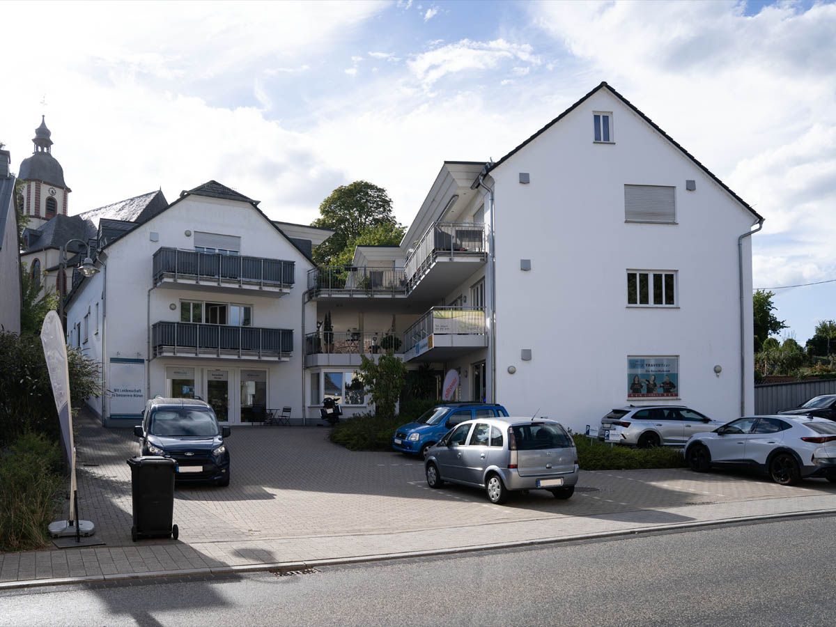 Wohn- und Dienstleistungsgebäude mit Ladenflächen im Erdgeschoss in Hetzerath