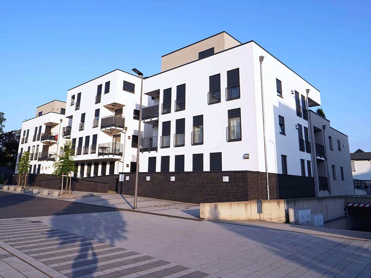 Viergeschossiges weißes Wohn- und Geschäftshaus an einer Straße in Wittlich