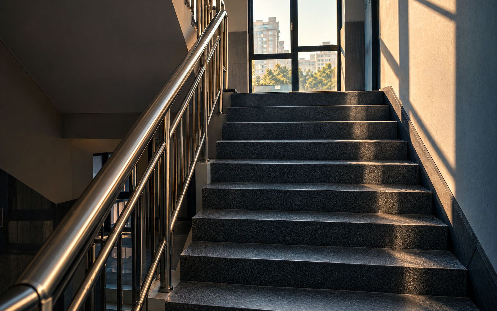 Dieselbe Treppe gereinigt: Stufen matt glänzend, Handlauf sauber